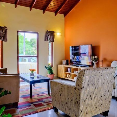 Iona'S Home: Vibrant 2Bedroom Home Near 威廉斯塔德 外观 照片