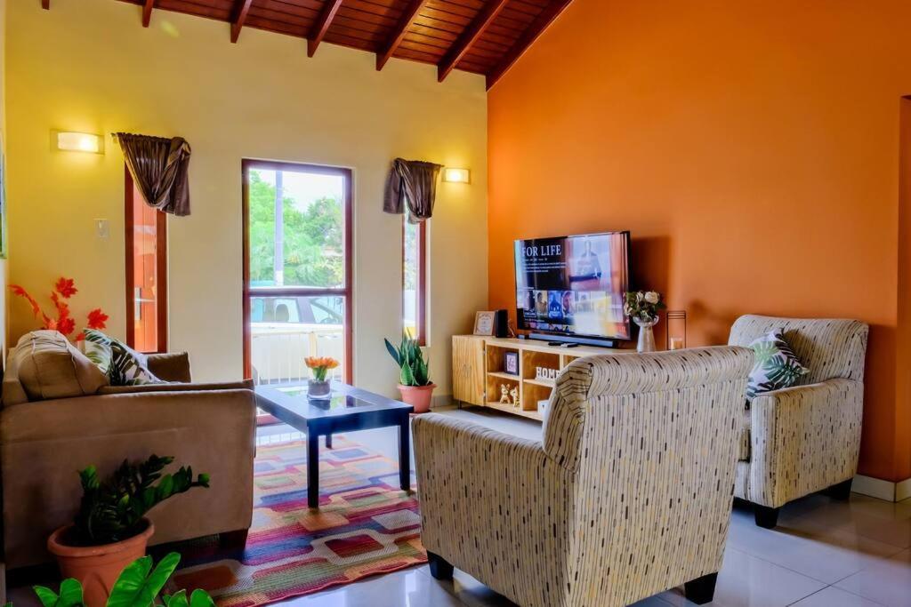 Iona'S Home: Vibrant 2Bedroom Home Near 威廉斯塔德 外观 照片